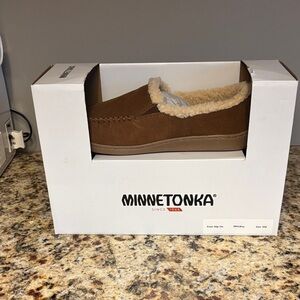 NEW Minnetonka Men’s Suede Evans Slip On Slippers Size 9M Color: Whiskey